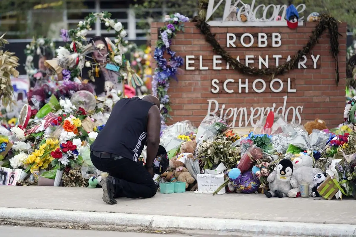 یادبود کشته شدگان تیراندازی در مدرسه کالاف دیوتی در پرونده تیراندازی یک مدرسه در آمریکا متهم شد