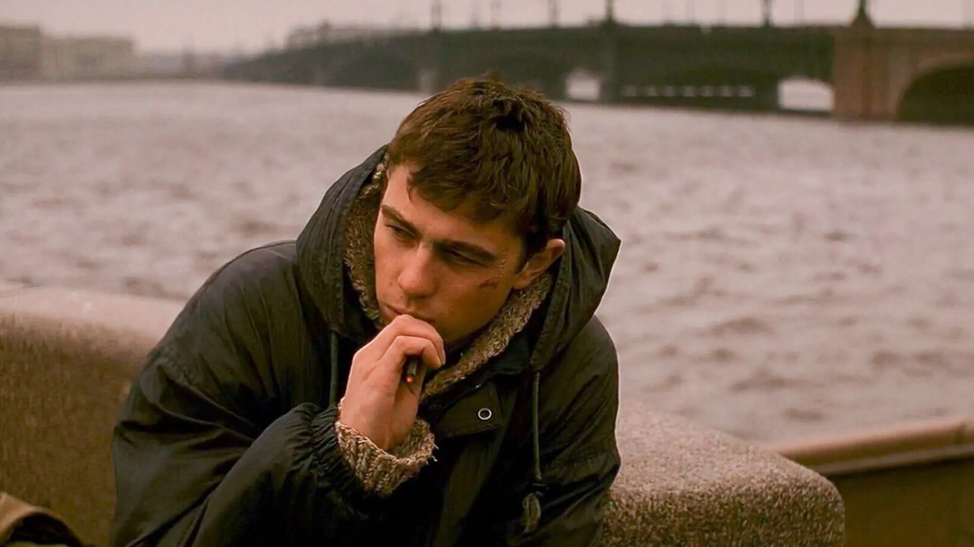 مرد در حال سیگار کشیدن در فیلم برادر ۳۰ تا از بهترین فیلم های روسی بهمراه امتیاز IMDB ایتی مایتی
