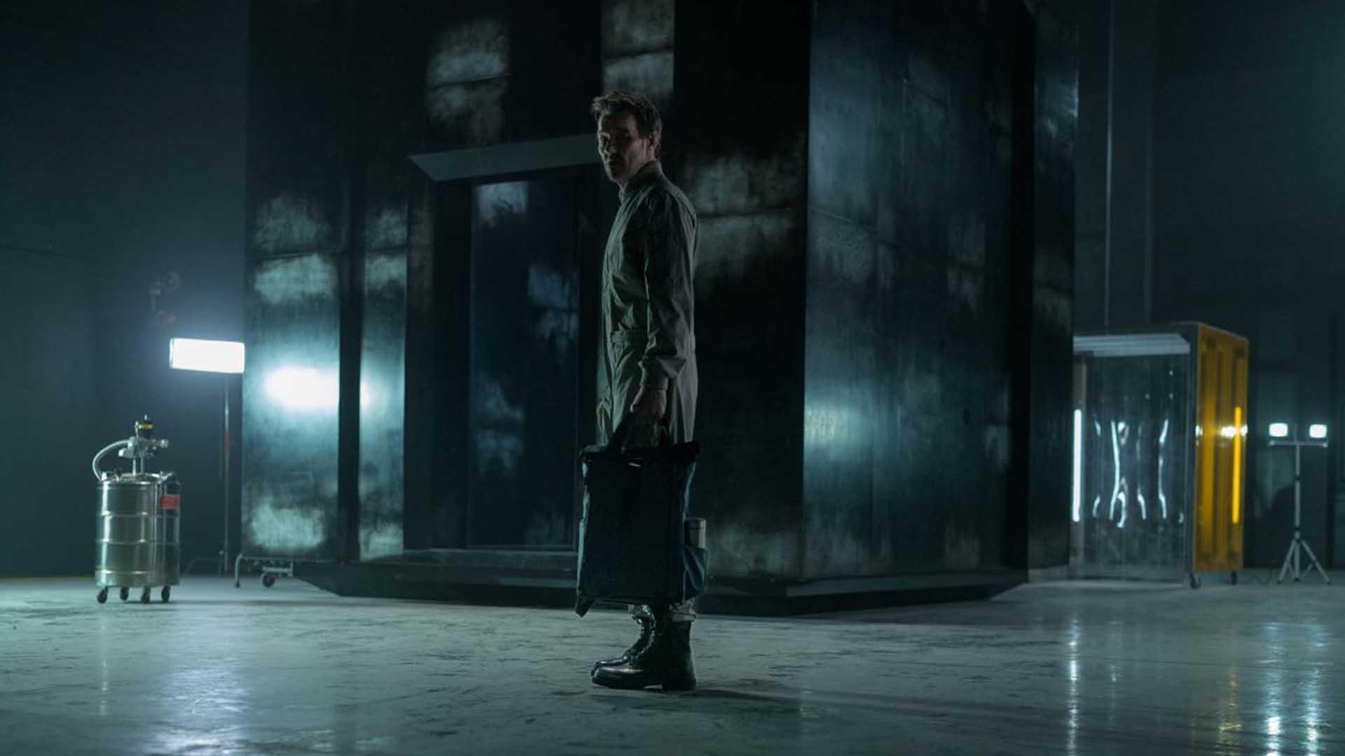 جیسون در کنار باکس The Box در سریال Dark Matter معرفی سریال ماده تاریک | روایتی جذاب از مولتی ورس