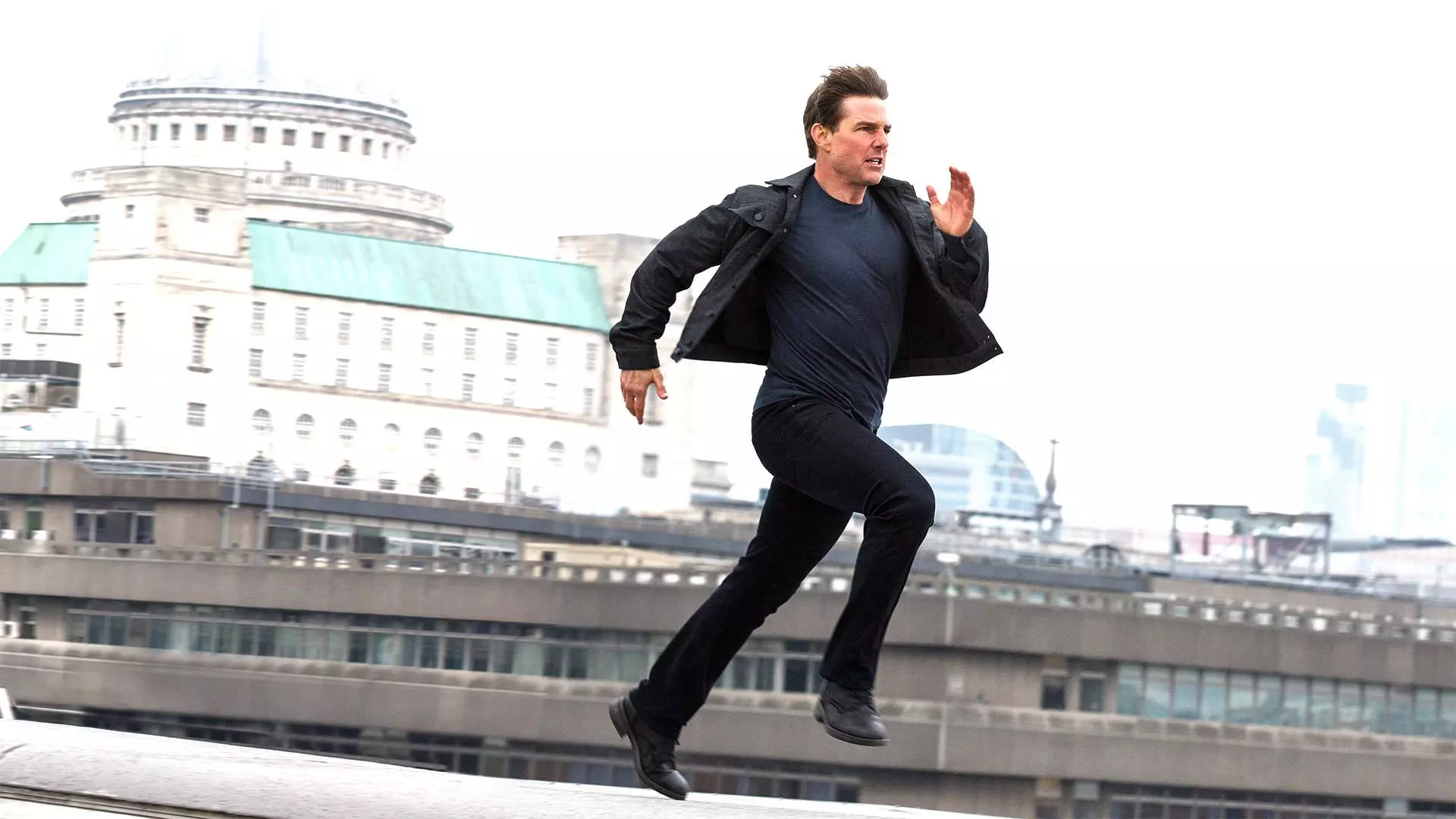 تام کروز در نقش ایتن هانت در حال دویدن در فیلم Mission Impossible: Fallout ۳۰ تا از بهترین فیلم ها با موضوع سرقت بهمراه امتیاز IMDB ایتی مایتی