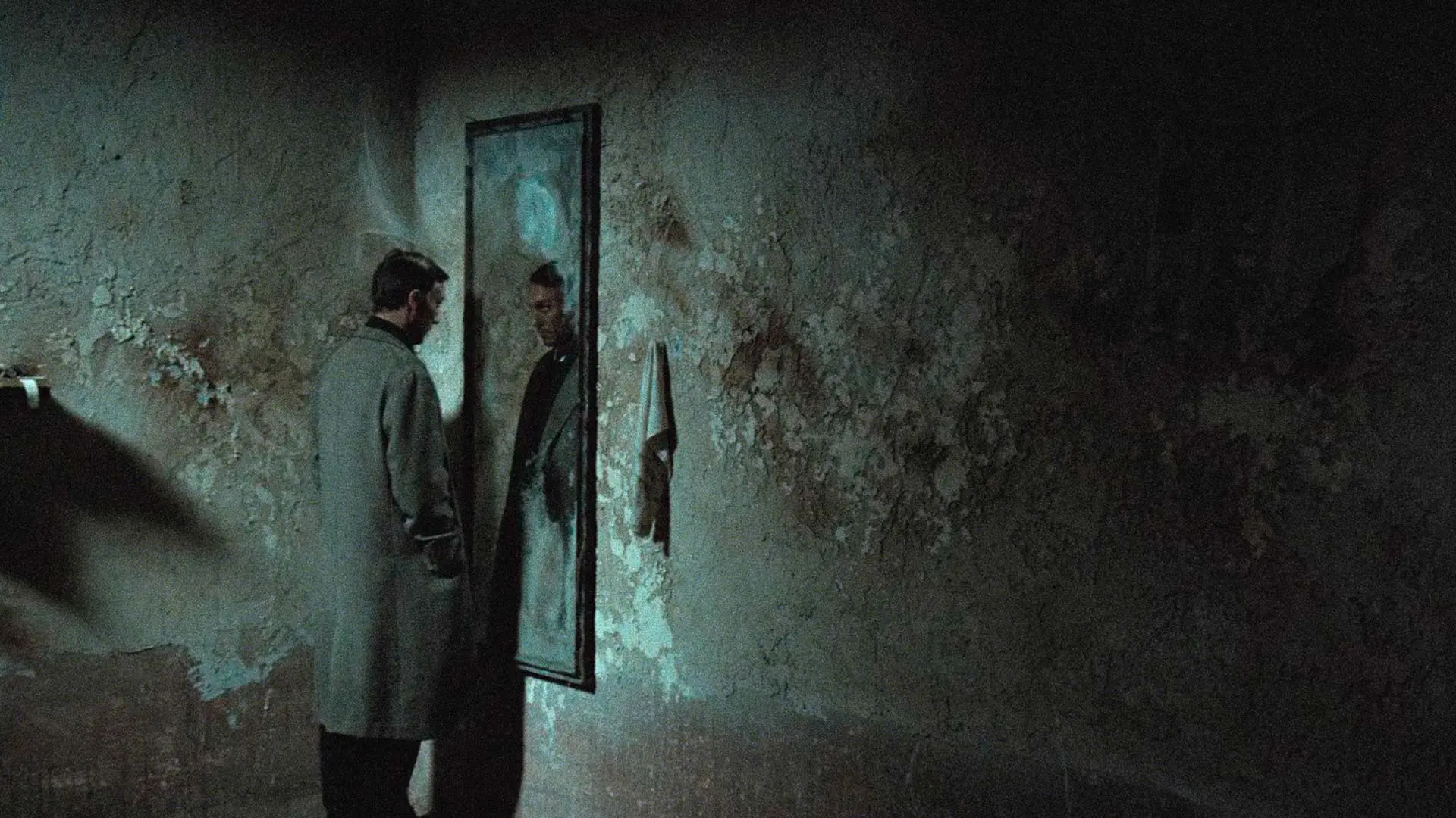 مرد در حال نگاه کردن به آینه در فیلم نوستالژیا ۳۰ تا از بهترین فیلم های روسی بهمراه امتیاز IMDB ایتی مایتی