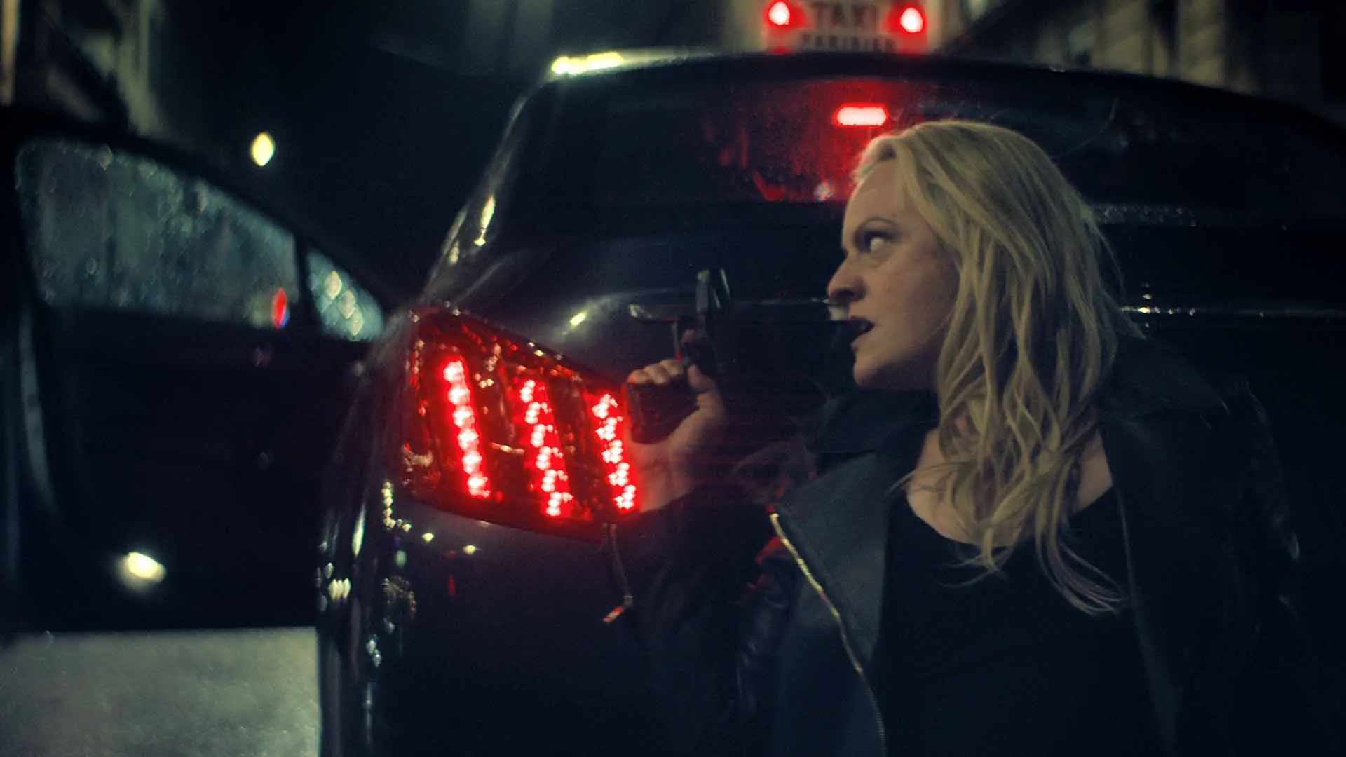 الیزابت ماس در سریال The Veil با یک اسلحه پشت ماشین مخفی شده است معرفی سریال نقاب (The Veil) ایتی مایتی